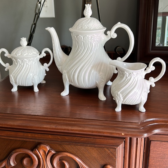 Crown Staffordshire Surrey Collection Teapot, Sugar Pot & Creamer. 3 Piece Set - Picture 6 of 13